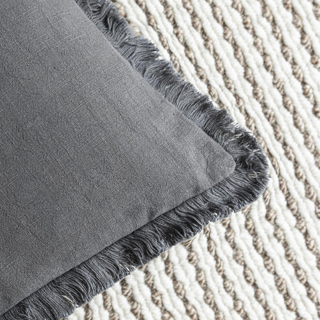 Rina™ | Linen pillowcases with fringes for lumbar support